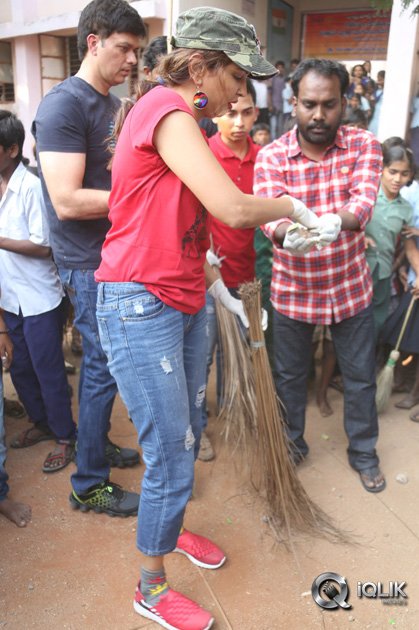 Lakshmi-Manchu-Joins-Swachh-Bharath-Campaign-in-Film-Nagar